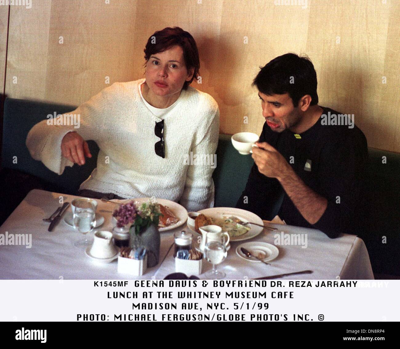 1 mai 1999 - K1545MF 05/01/99.GEENA DAVIS & AMI DR. REZA JARRAHY.DÉJEUNER AU WHITNEY MUSEUM CAFE .MADISON AVE, NEW YORK.. MICHAEL FERGUSON/ S INC. Â©1999.(Image Crédit : © Globe Photos/ZUMAPRESS.com) Banque D'Images