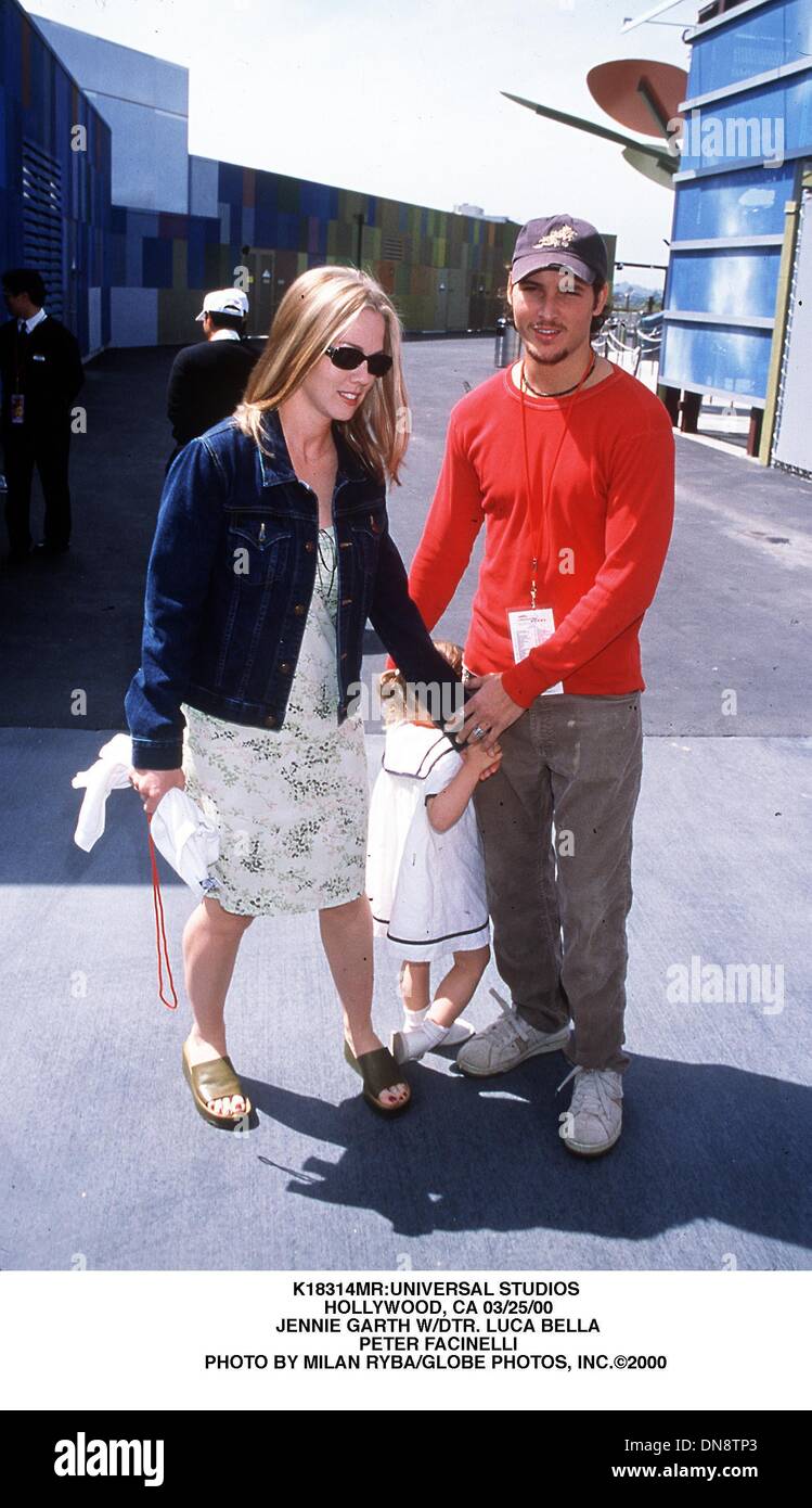 9 mai 2001 - K18314MR:Universal Studios Hollywood, .CA 03/25/00.JENNIE GARTH W/DTR. LUCA BELLA.PETER FACINELLI. MILAN RYBA/ 2000(Image Crédit : © Globe Photos/ZUMAPRESS.com) Banque D'Images