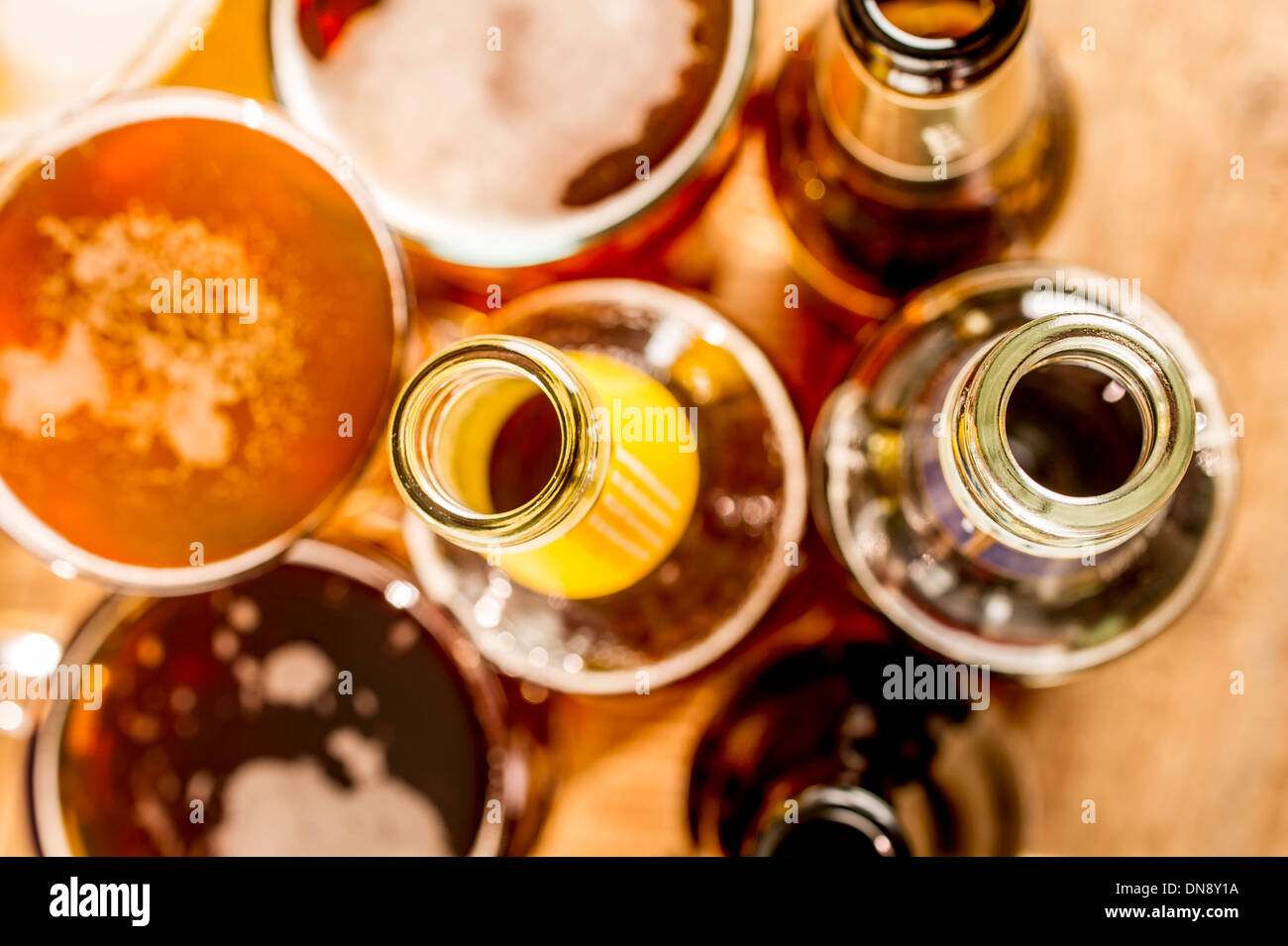 Pintes d'ale et bière dans les verres sur une table, UK Banque D'Images