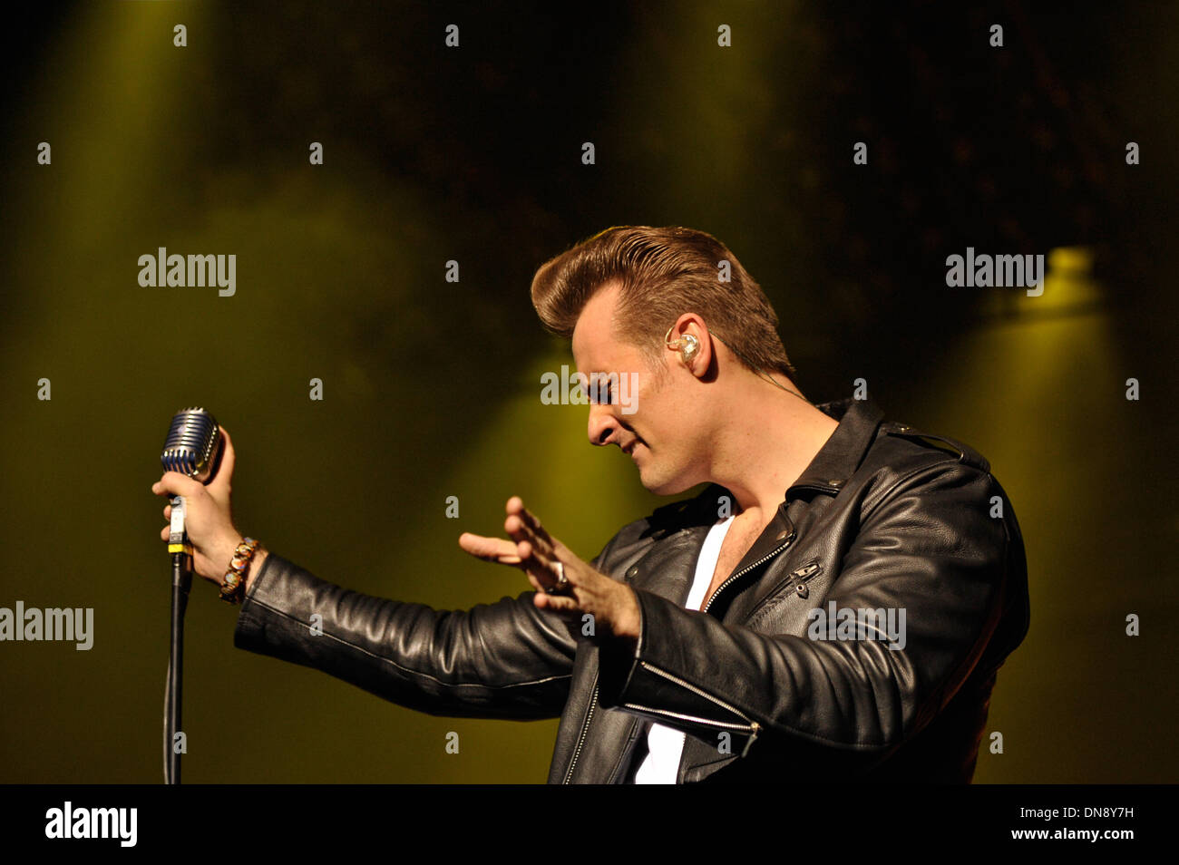 Berlin, Allemagne. Dec 19, 2013. Chanteur Sven Budja de Berlin le Rock'n Roll band 'The Baseballs' effectue sur scène à l'AIDA Night of the Proms 2013 à l'O2-World à Berlin, Allemagne, 19 décembre 2013. Photo : Roland Popp/DPA - PAS DE SERVICE DE FIL/dpa/Alamy Live News Banque D'Images