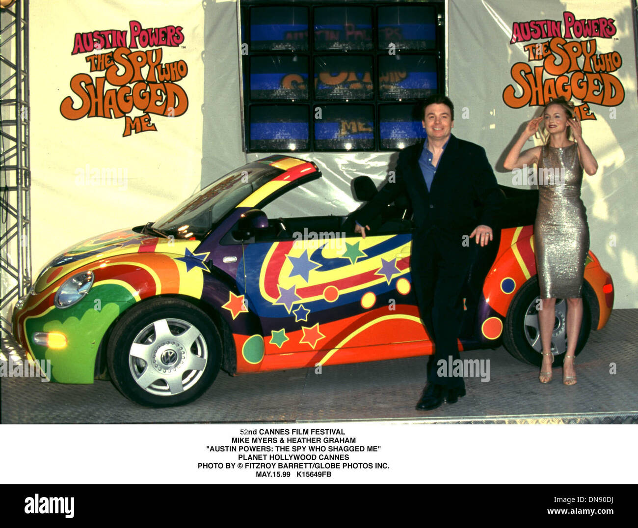 12 mai 1999 - K15649FB 05/15/99.52e FESTIVAL DE CANNES.Mike MYERS ET HEATHER GRAHAM.''Austin Powers : L'Espion qui m'a tirée''.PLANET HOLLYWOOD CANNES. FITZROY BARRETT/(1999 Image Crédit : © Globe Photos/ZUMAPRESS.com) Banque D'Images