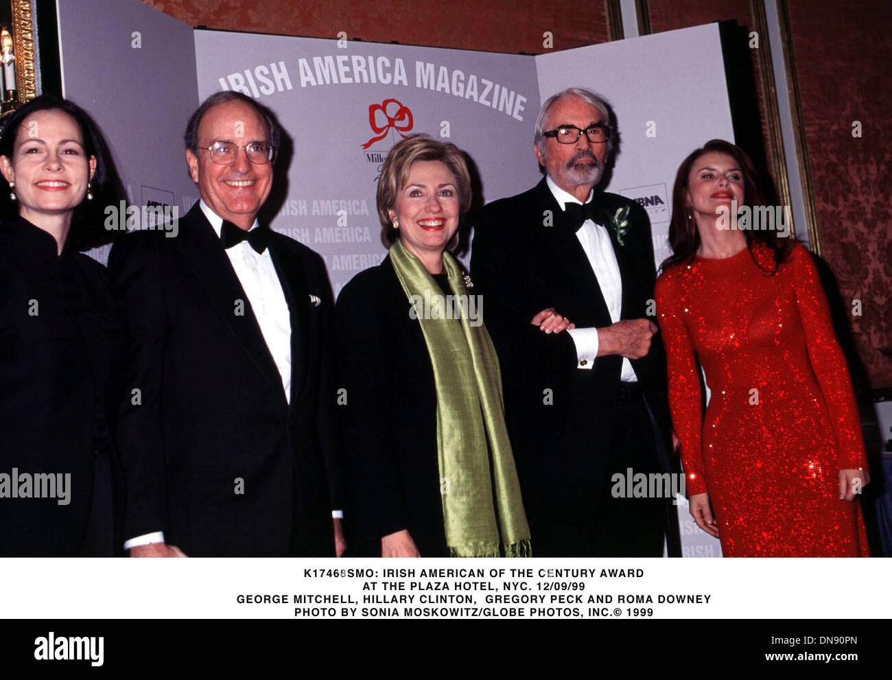 Le 9 décembre 1999 - K17468SMO : IRISH AMERICAN DE LA CENTURY AWARD.À L'HÔTEL PLAZA, NEW YORK. 12/09/99.GEORGE MITCHELL et Hillary Clinton, GREGORY PECK ET ROMA DOWNEY. SONIA MOSKOWITZ/(1999 Image : © Crédit Photos Globe/ZUMAPRESS.com) Banque D'Images