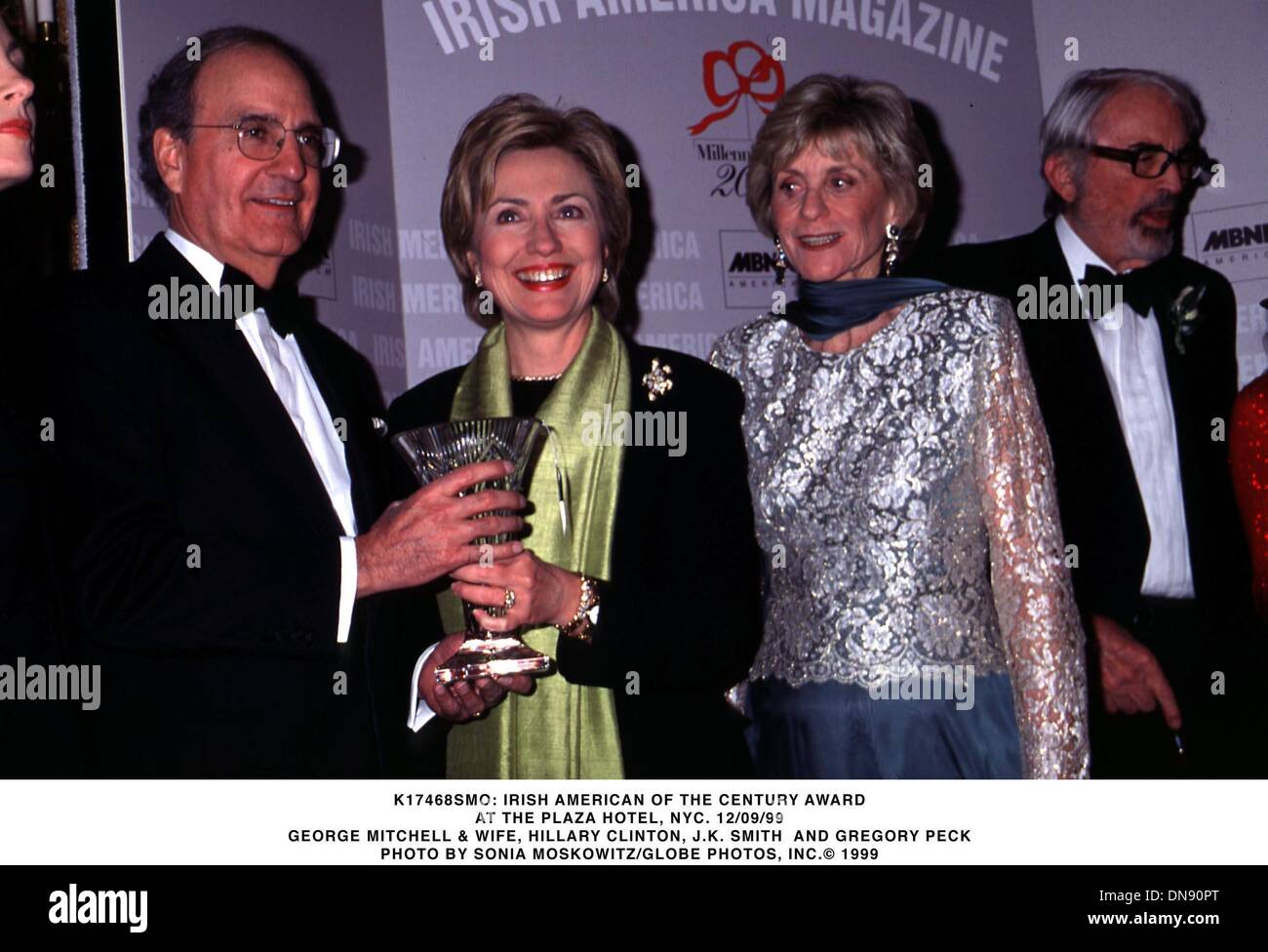 Le 9 décembre 1999 - K17468SMO : IRISH AMERICAN DE LA CENTURY AWARD.À L'HÔTEL PLAZA, NEW YORK. 12/09/99.GEORGE MITCHELL & FEMME, Hillary Clinton, J.K. SMITH ET GREGORY PECK . SONIA MOSKOWITZ/(1999 Image : © Crédit Photos Globe/ZUMAPRESS.com) Banque D'Images