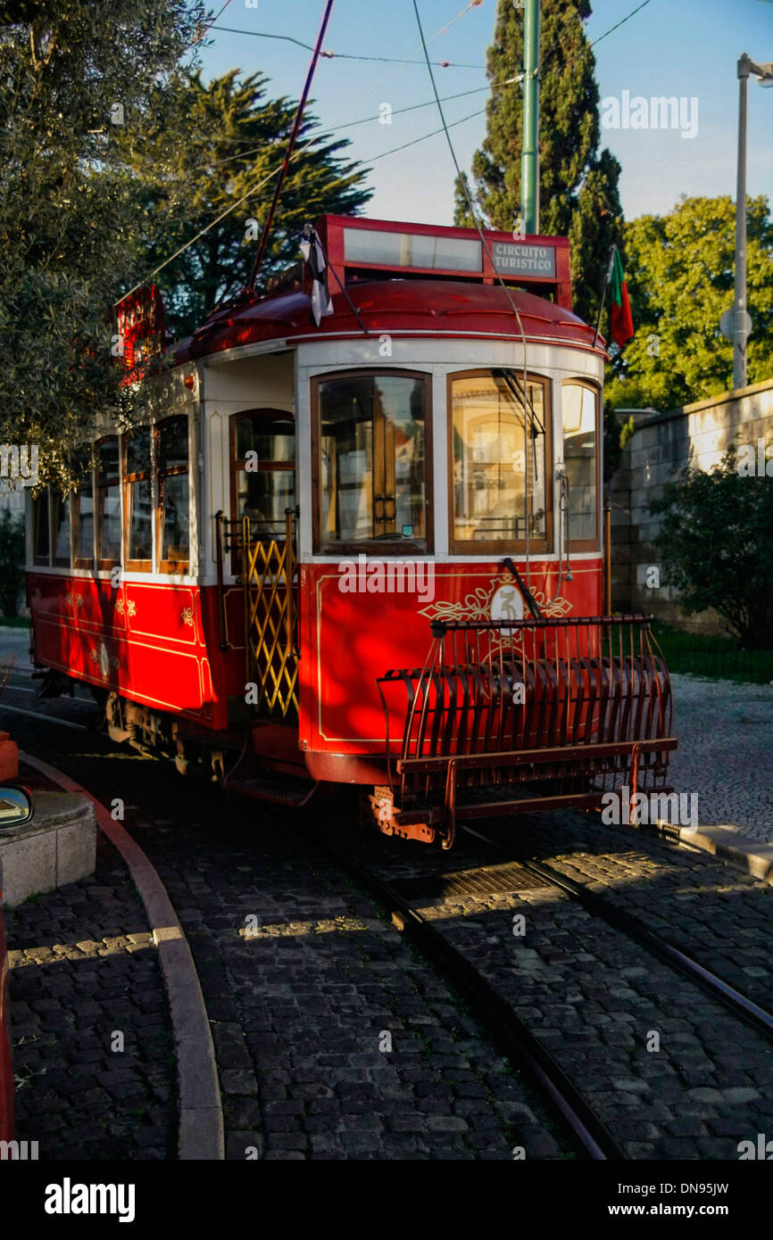 Vieux tram à côté de Jerónimos, Lisbonne, Portugal Banque D'Images