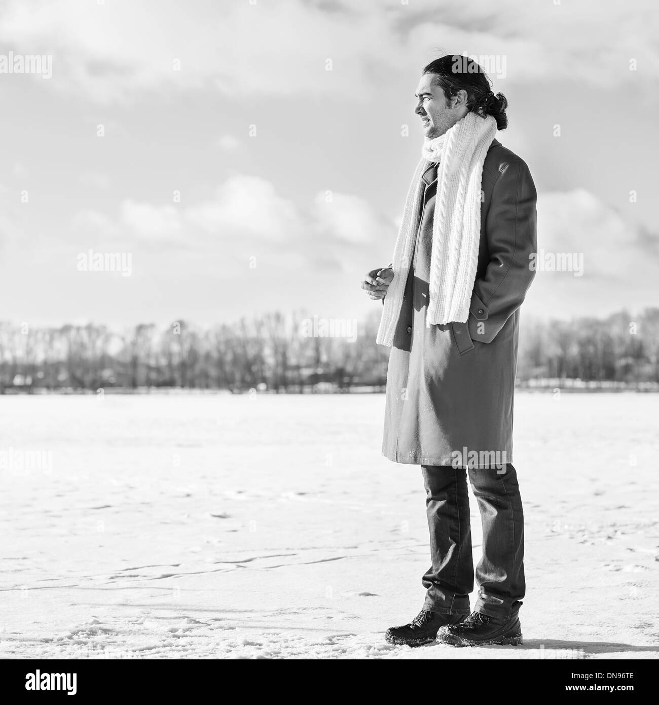 Bel homme dans la neige de l'hiver Banque D'Images