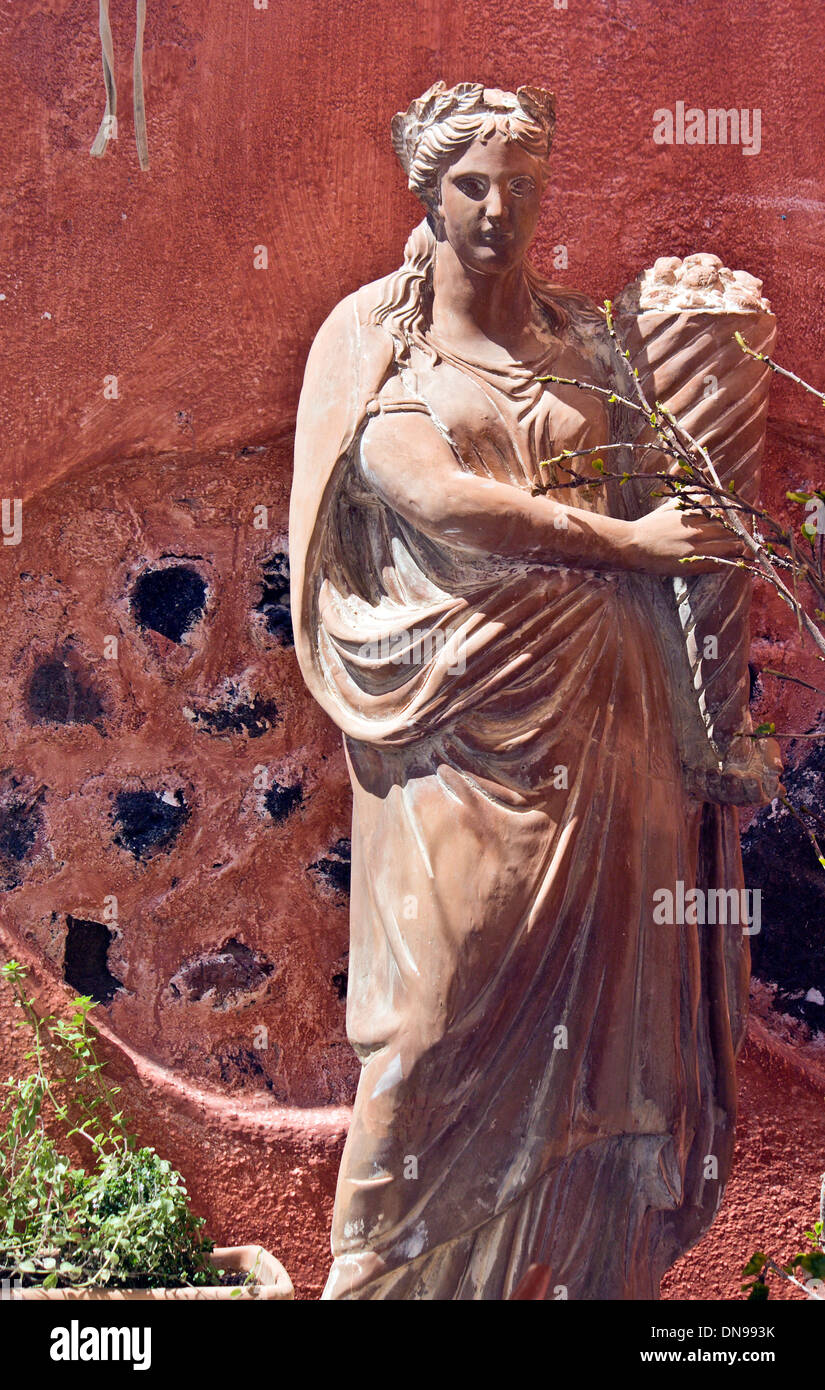 L'île de Santorin en Grèce. Vue d'un classique grec statue d'une Déesse Banque D'Images