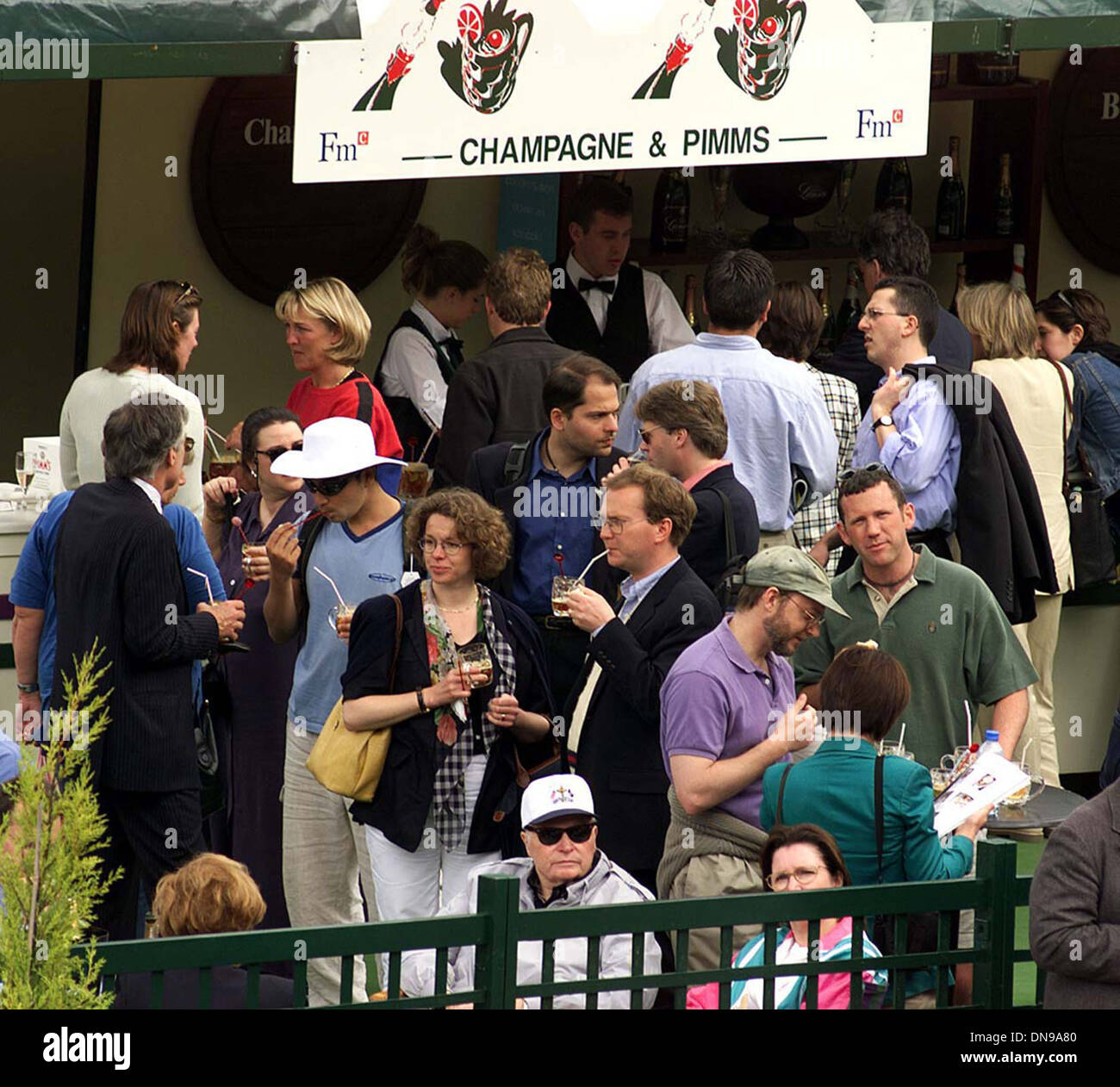 Le bar à Champagne et de Pimms tournoi de tennis de Wimbledon 1999 Banque D'Images