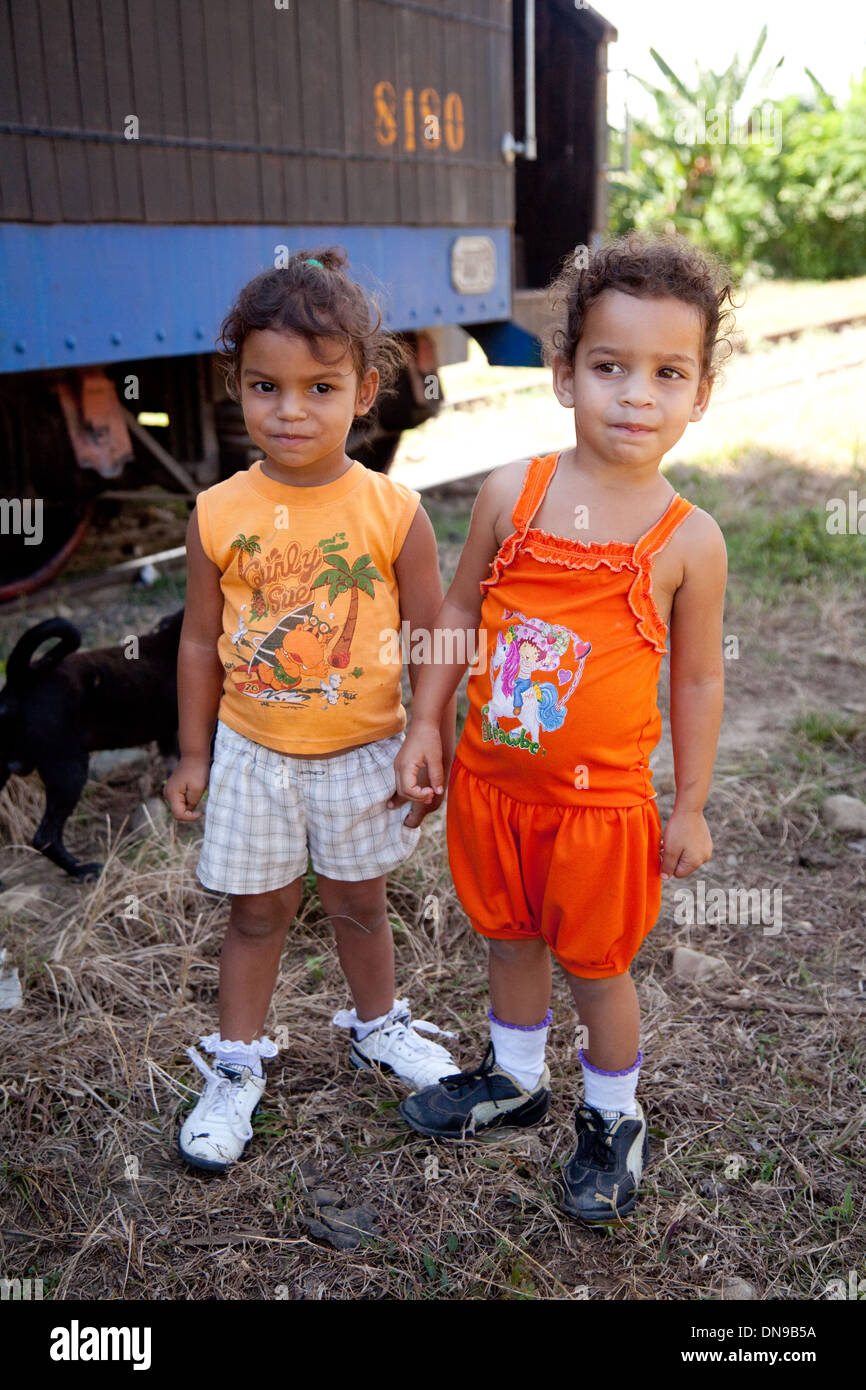 Deux jeunes enfants cubains filles âgés de 5 ans, Trinidad, Cuba, Caraïbes Amérique Latine Banque D'Images