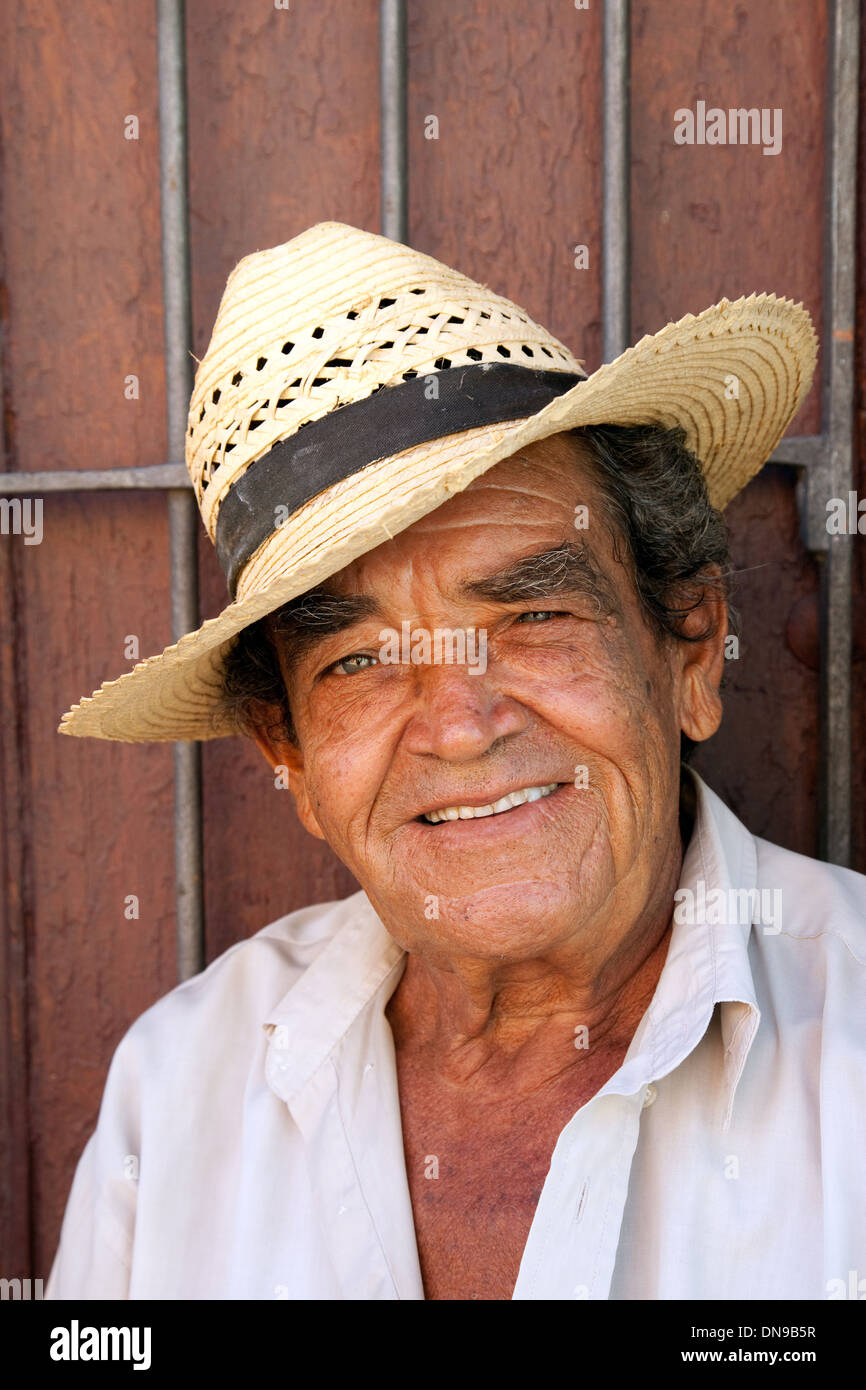 Happy smiling head and shoulders portrait d'un homme âge de 60 ans, Trinidad, Cuba, Caraïbes, Amérique Latine Banque D'Images