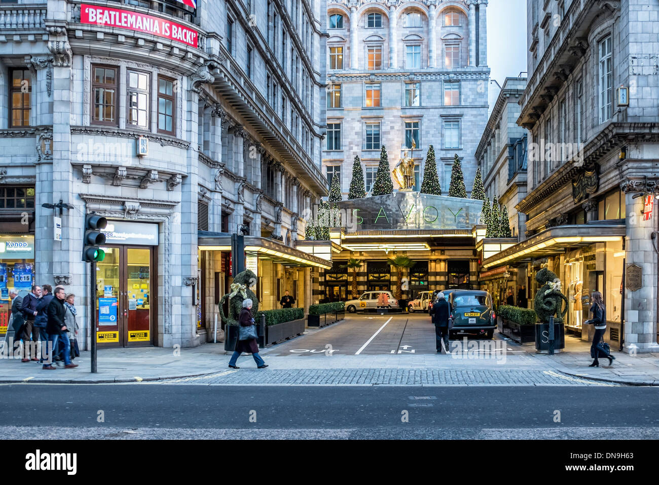 Entrée de l'Hôtel Savoy The Strand, London Banque D'Images