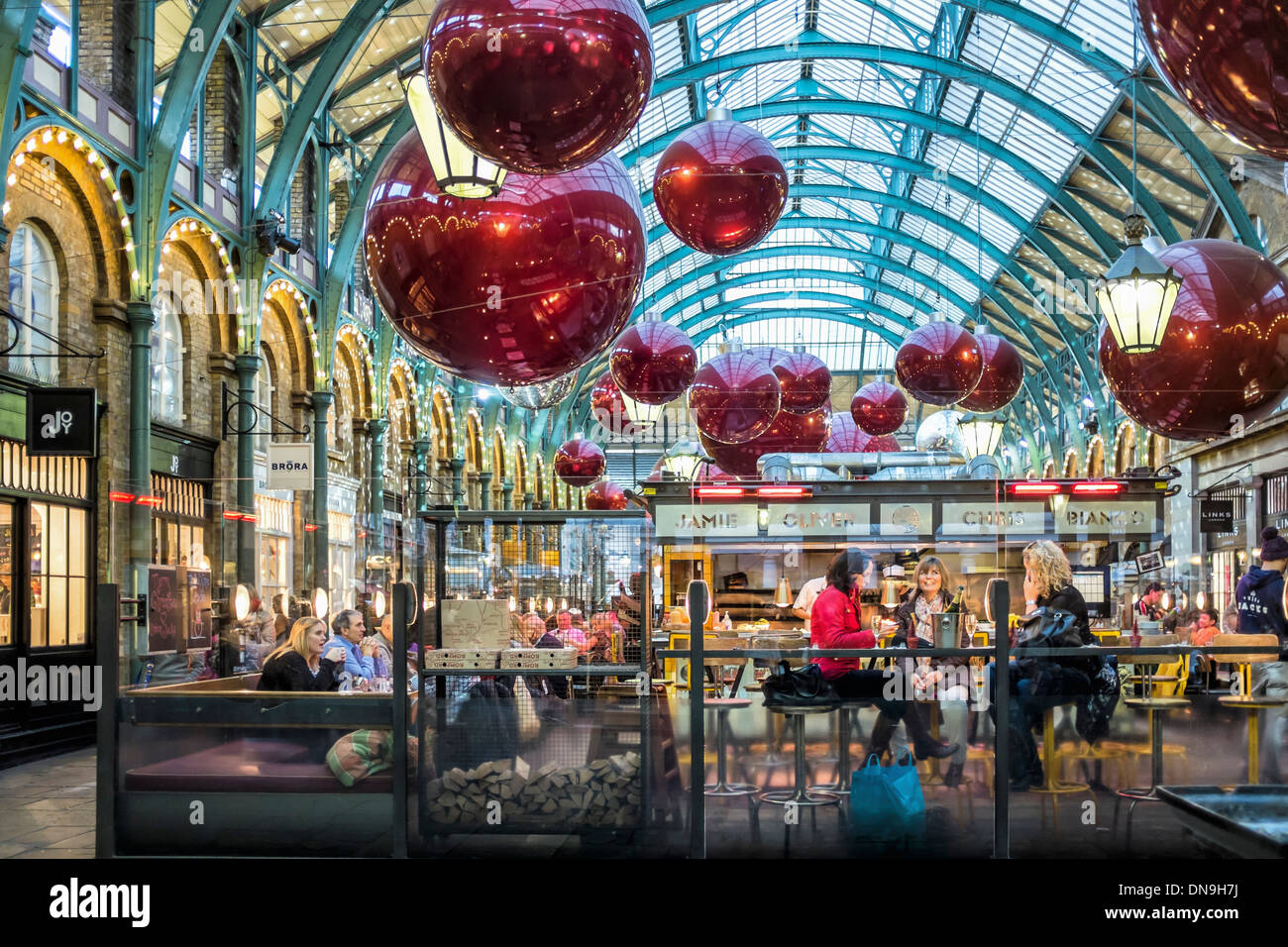 Boules de Noël rouge géante et "Chris Bianco' et 'Jamie Oliver' restaurant  au Marché Couvert de Covent Garden, Londres Photo Stock - Alamy