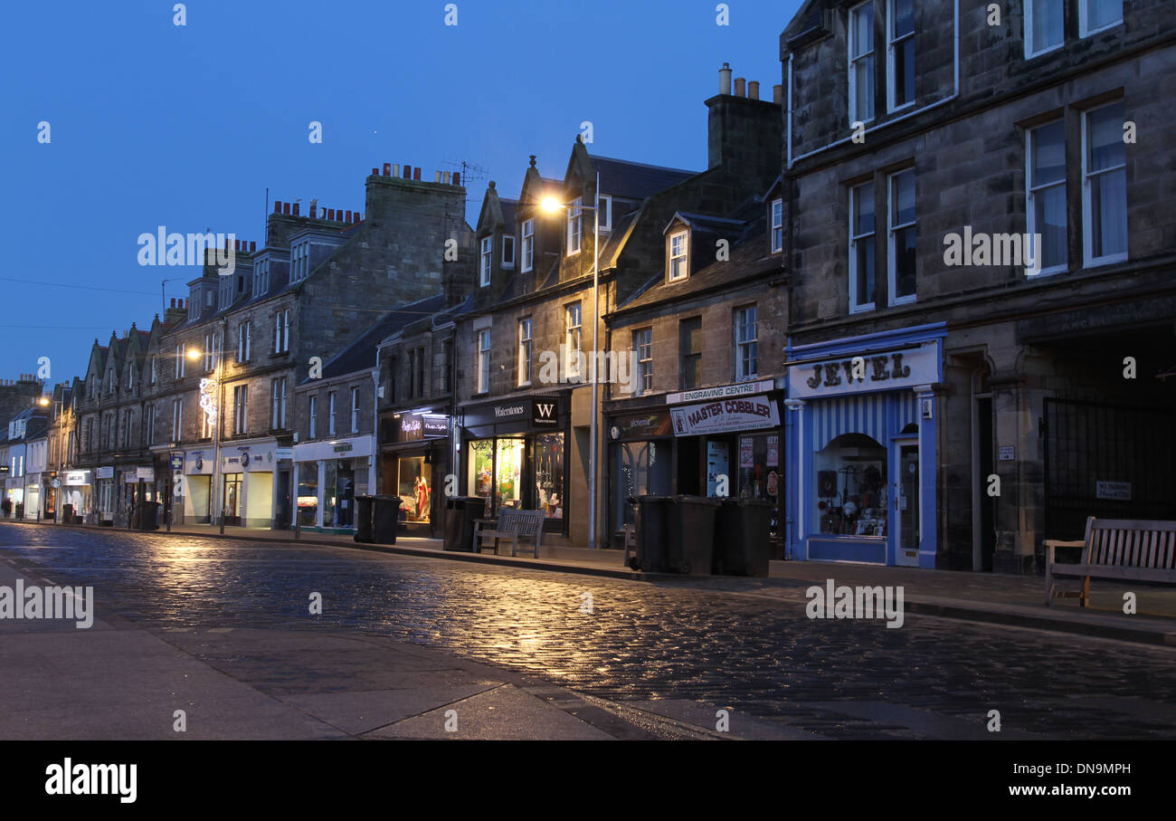 Scène de rue à St Andrews en Écosse à l'aube, Décembre 2013 Banque D'Images