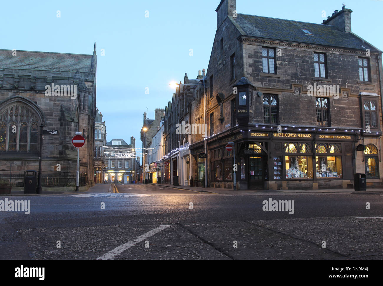 Scène de rue à St Andrews en Écosse à l'aube, décembre 2013 Banque D'Images