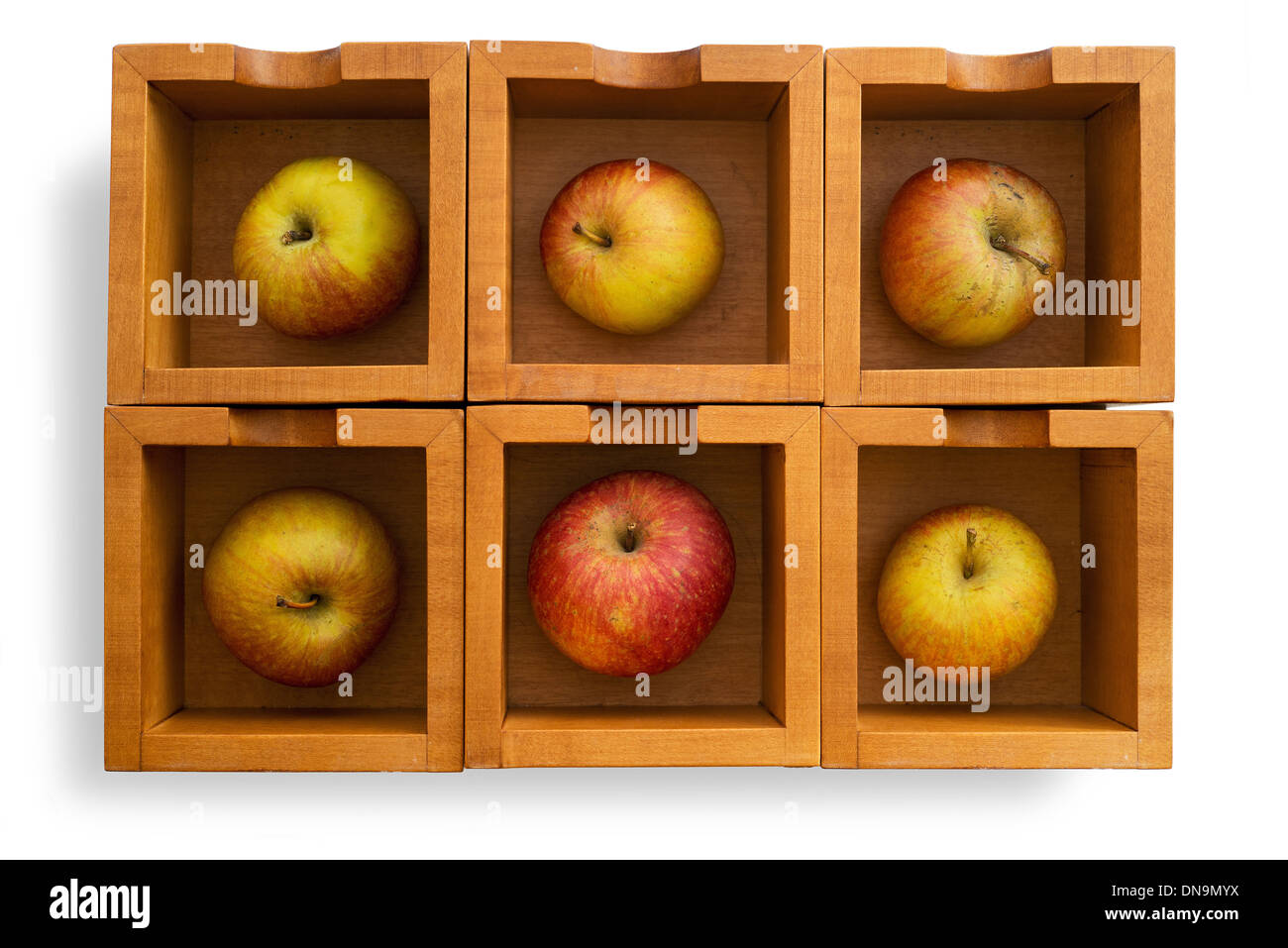 Six pommes dans six boîtes en bois. Isolé Banque D'Images