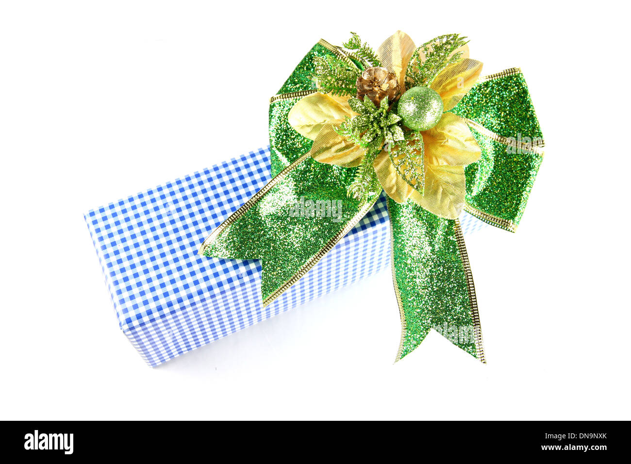 Ruban vert et bleu boîte-cadeau sur fond blanc. Banque D'Images