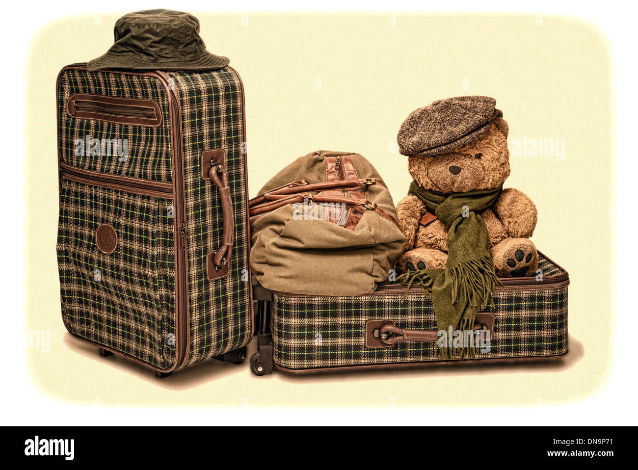 Deux valises, un sac et un ours avec un chapeau. Traité pour lui donner un look à l'ancienne Banque D'Images