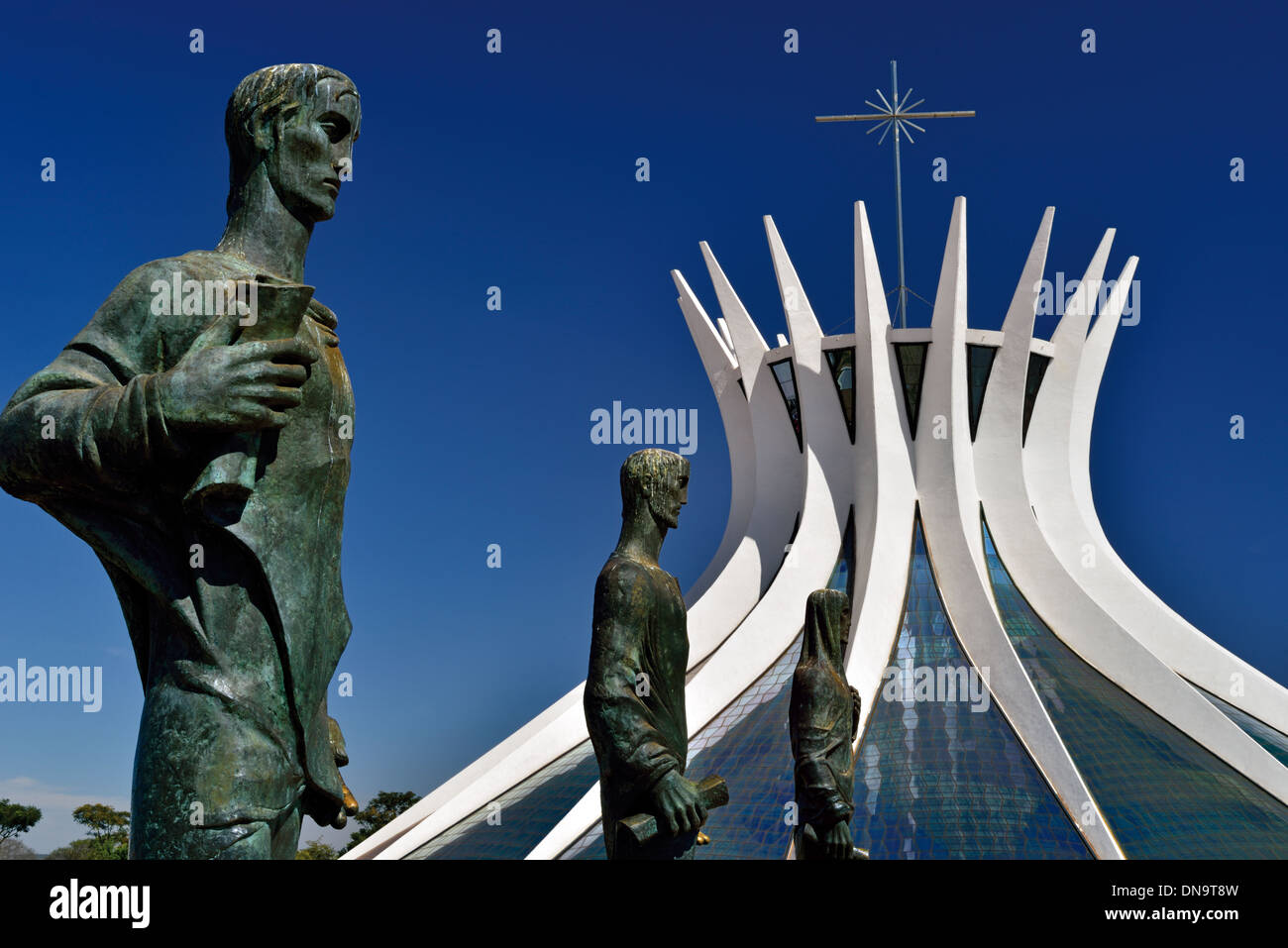 Brésil, Brasilia : Cathédrale Notre Dame d'Aparecida avec évangélistes en premier plan Banque D'Images