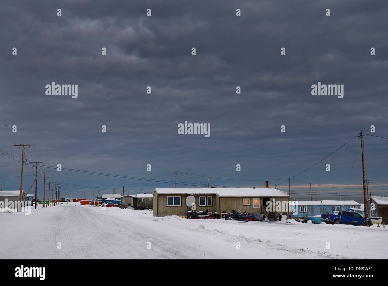 Sombres nuages sur village esquimau de l'Alaska États-unis Kaktovik sur l'océan Arctique de la mer de Beaufort Banque D'Images