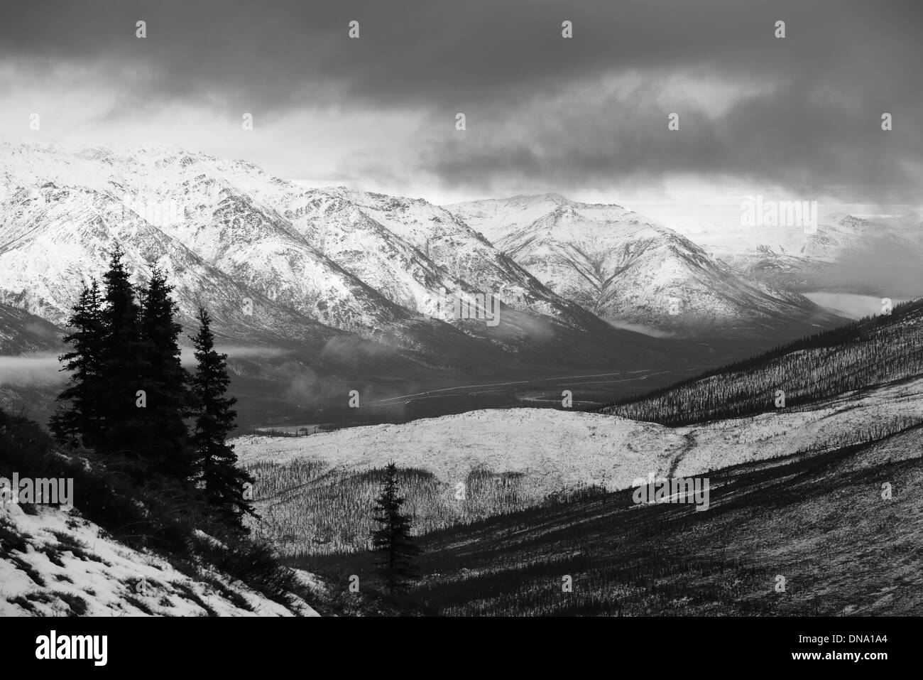 Vue sur montagnes assombries Philip Smith de la gamme au-dessus du milieu Endicott Koyakuk la fourche de la rivière et Dalton Highway Wiseman Alaska USA Banque D'Images