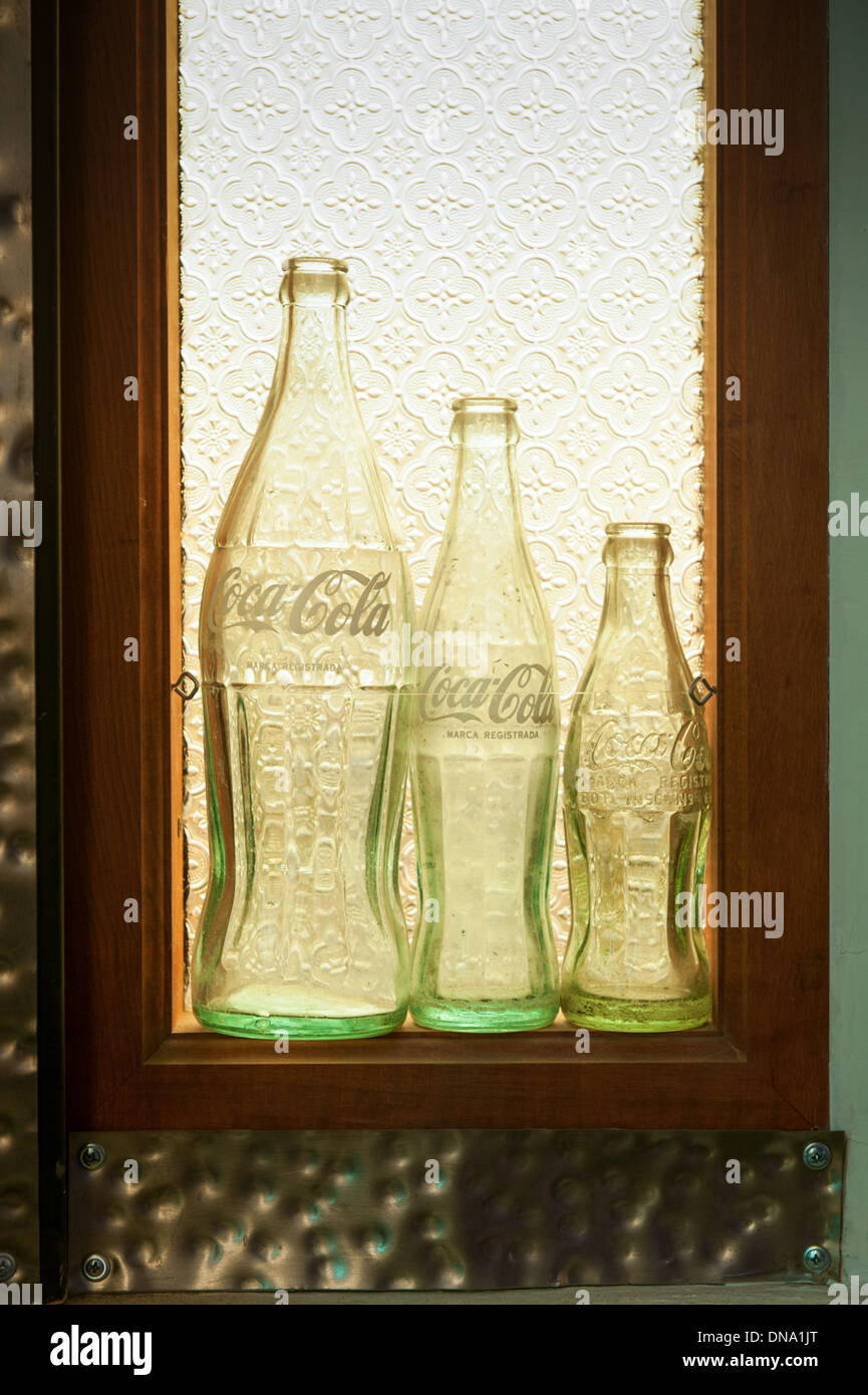 Rangée de bouteilles de coca dans une fenêtre à Punta Arenas Chili Banque D'Images