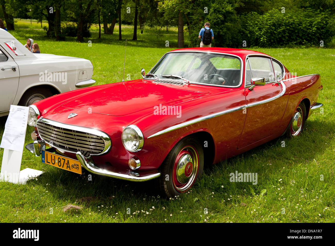 Volvo rouge Vintage Années 1800 voiture garée sur l'herbe Banque D'Images