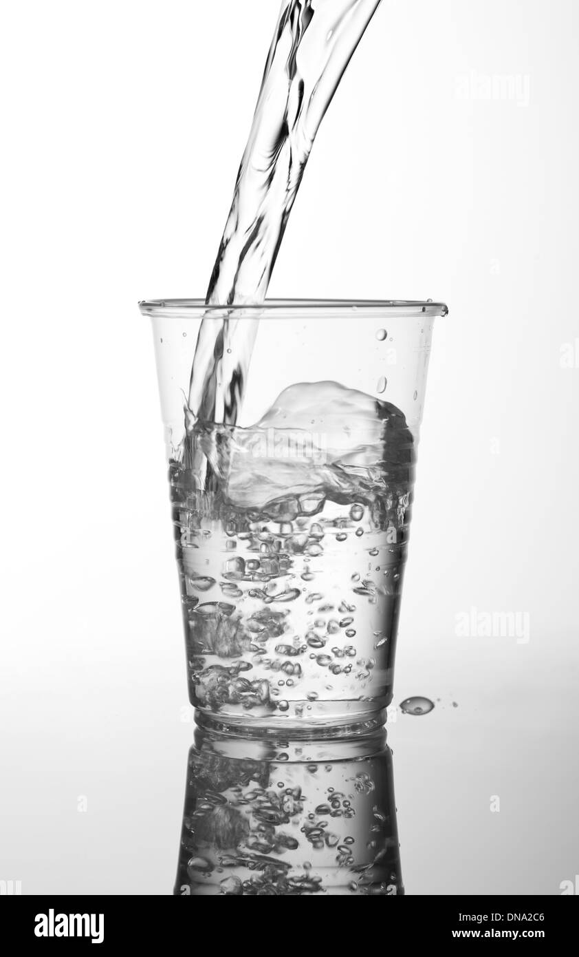 Remplissage de l'eau durables transparent tasse Banque D'Images