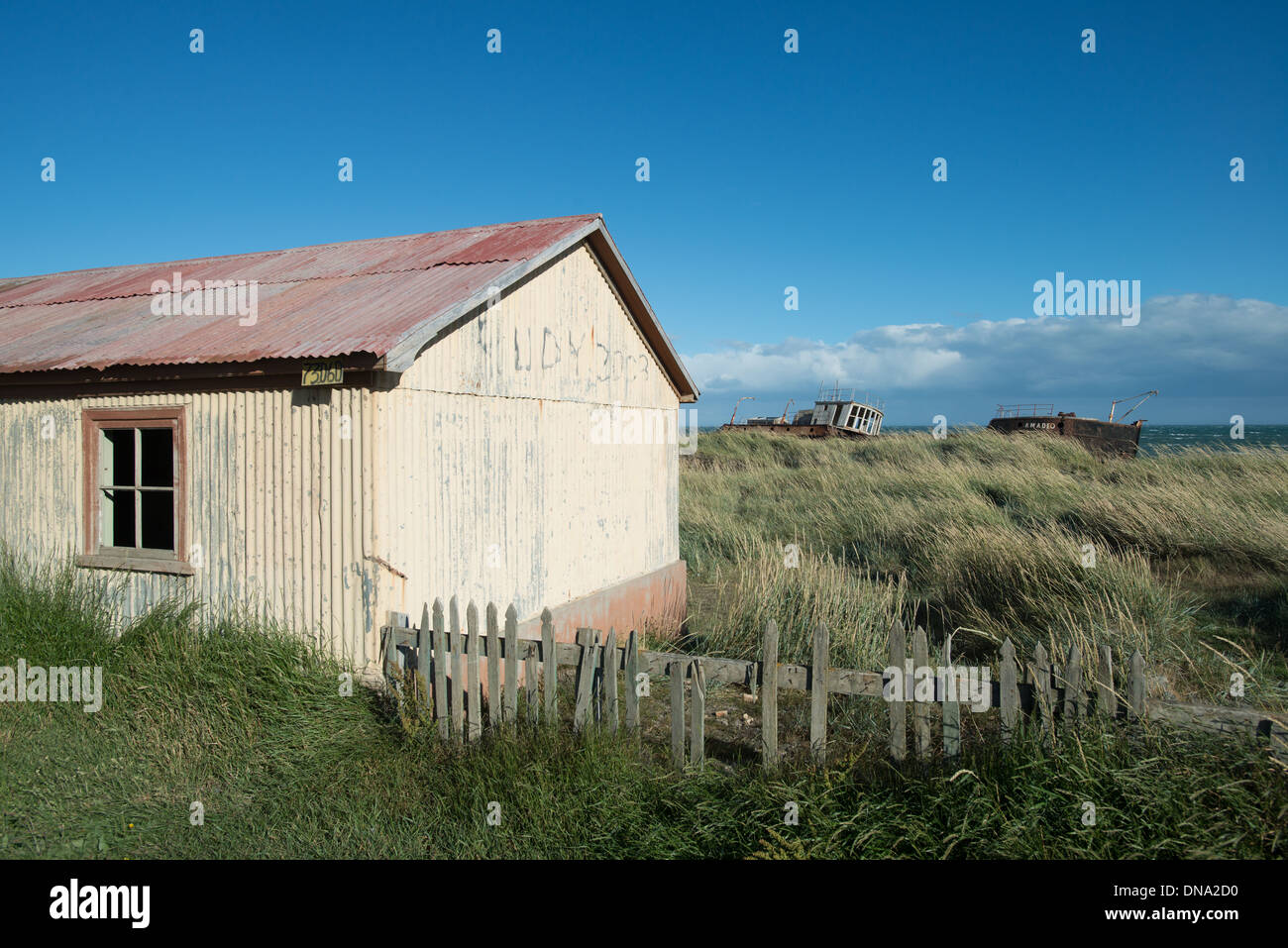 Vieille maison de ferme avec des navires et de l'océan en arrière-plan, San Gregorio, Chili Banque D'Images