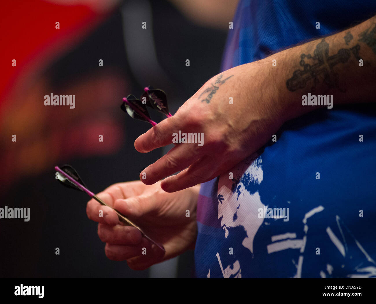 Londres, Royaume-Uni. 18Th Oct, 2013. Détail de fléchettes Phil Taylor alors qu'il se prépare à lancer au cours du deuxième tour à la Ladbrokes World Darts Championnats d'Alexandra Palace. Credit : Action Plus Sport/Alamy Live News Banque D'Images
