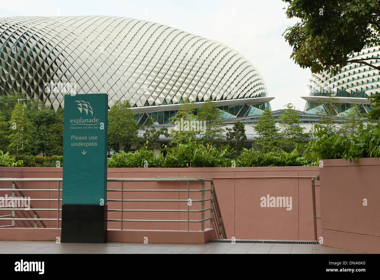 Esplanade.Les Théâtres sur la baie. Inscrivez-orientant les visiteurs à utiliser le passage souterrain pour traverser la rue. Le centre de Singapour. Banque D'Images