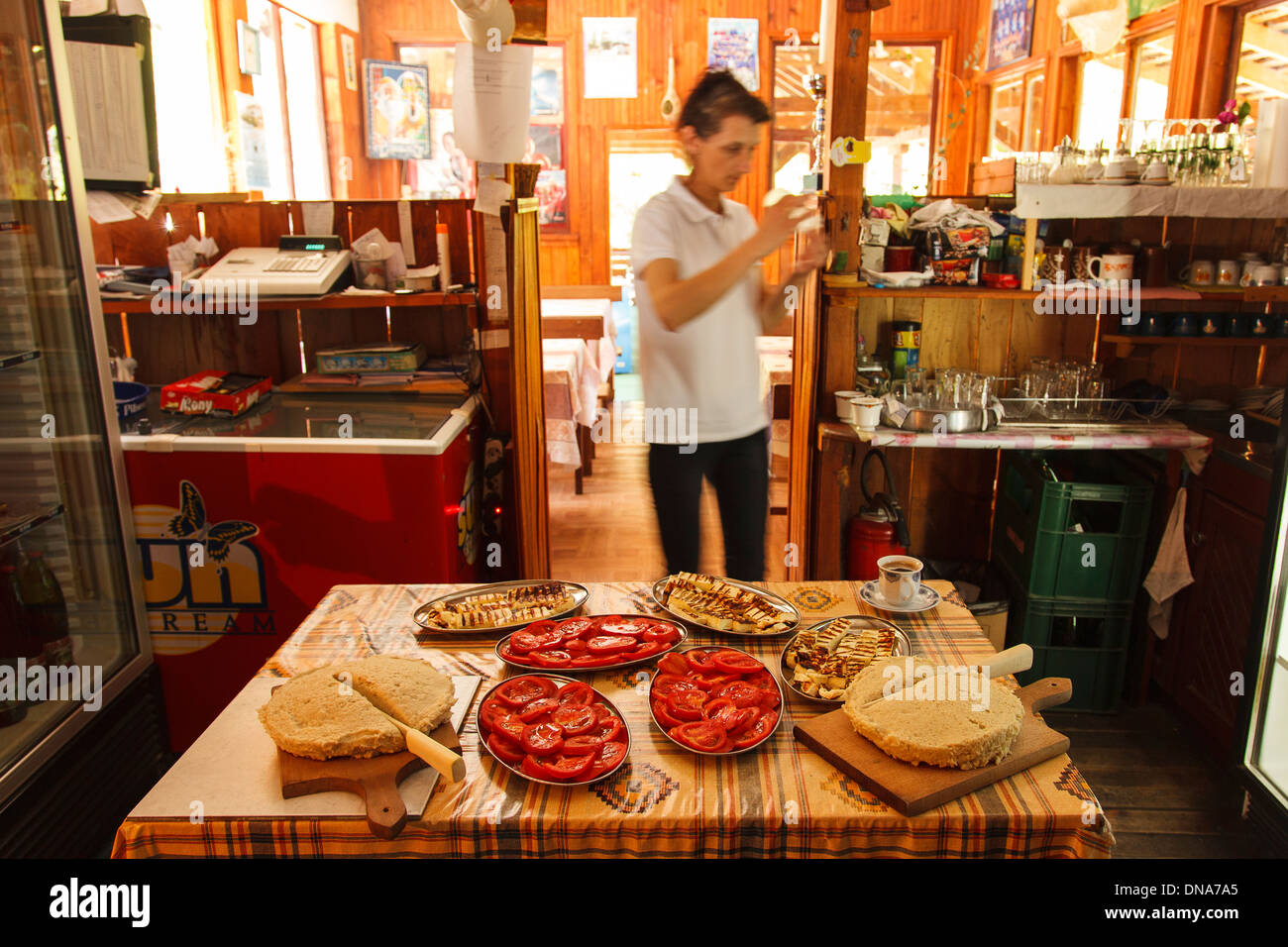 Nourriture typique dans un restaurant près des sites archéologiques Lepensky Vir, Serbie, Europe Banque D'Images