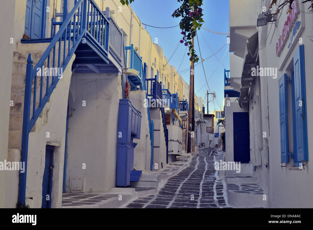 Les rues médiévales Mykonos en grec classique leurs couleurs bleu et blanc Banque D'Images