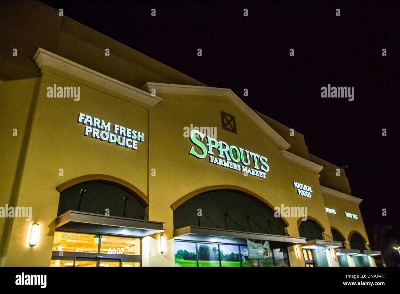 Un magasin de graines germées à West Hills, en Californie, dans la nuit Banque D'Images