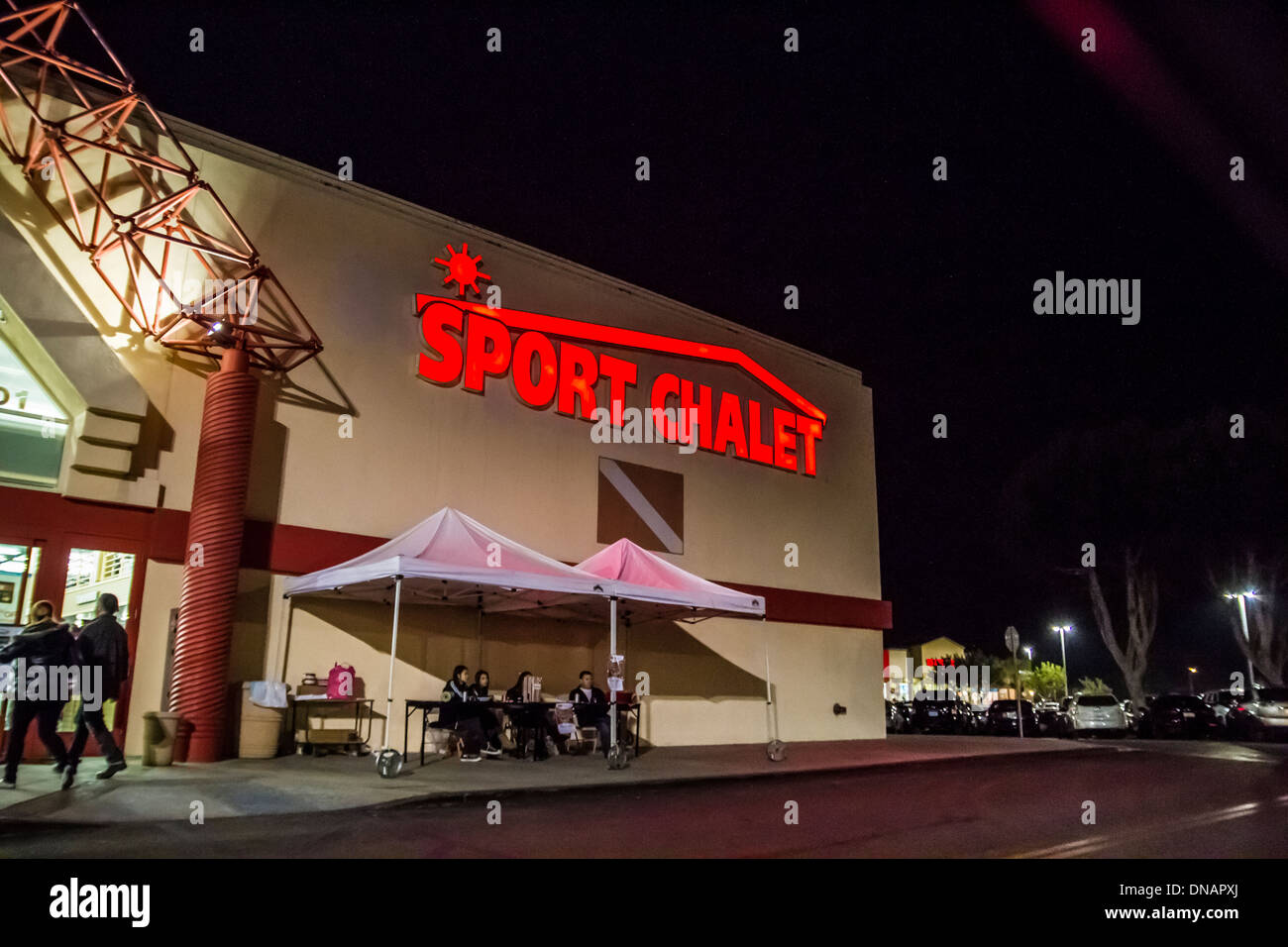 Chalet des sports magasin de sport avec un stand devant l'installation de West Hills en Californie Banque D'Images