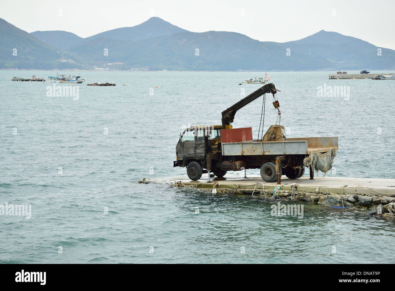 Un vieux camion rouillé sur route à la mer Banque D'Images