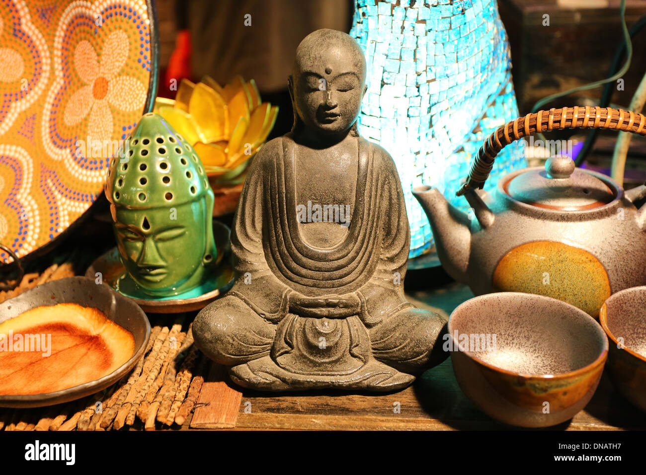 Une statuette de Bouddha serein, théière, et cadeaux relaxation Banque D'Images