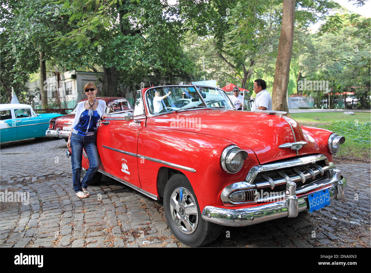 1952 Chevrolet Styleline Deluxe Convertible par Parc Almendares, Vedado, La Havane, Cuba, mer des Caraïbes, l'Amérique centrale Banque D'Images