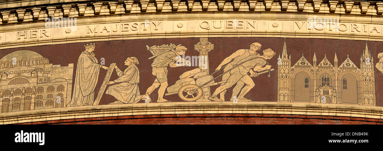 Londres, Angleterre, Royaume-Uni. Royal Albert Hall (1871) Frise mosaïque autour du haut de la salle. [Voir la description] Banque D'Images
