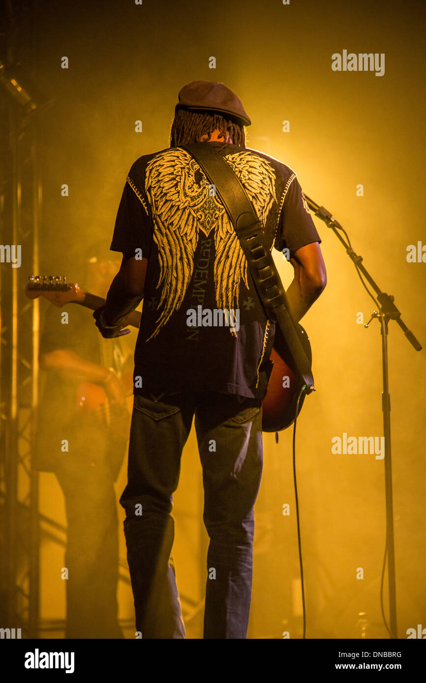 Bernard Allison à jouer au Festival de Blues 2013 Tenby, Pays de Galles, Royaume-Uni Banque D'Images