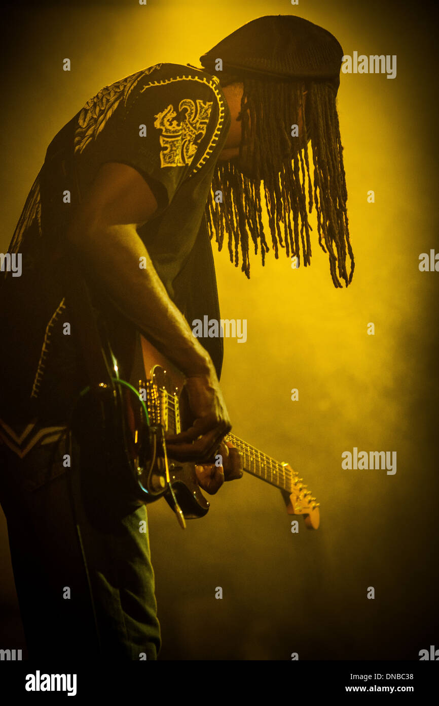 Bernard Allison à jouer au Festival de Blues 2013 Tenby, Pays de Galles, Royaume-Uni Banque D'Images