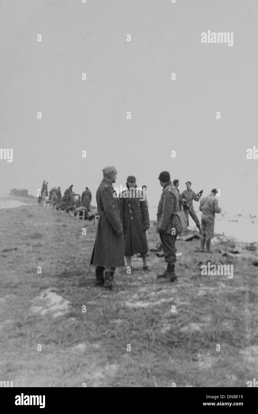 Groupe de soldats en uniforme militaire de la DEUXIÈME GUERRE MONDIALE, en plein air, l'AC 2e Bataillon d'infanterie, 389E, base militaire de l'armée américaine, Indiana, USA, 1942 Banque D'Images