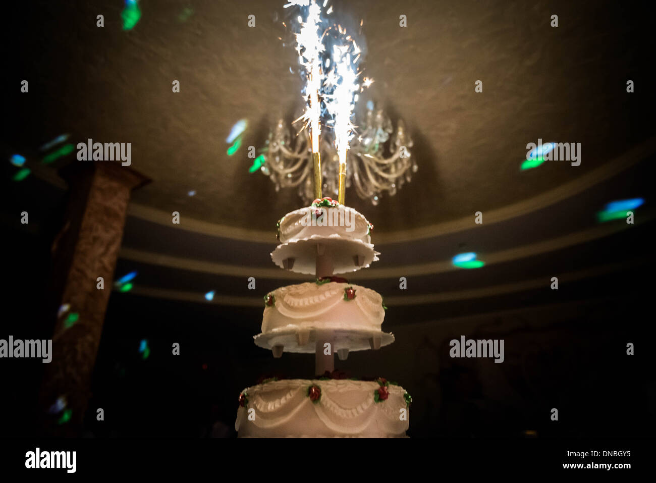 Gâteau de mariage à l'aide de fusées éclairantes Banque D'Images