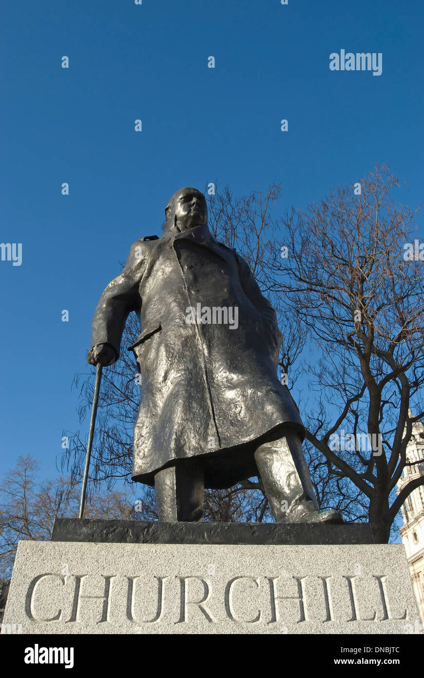 Ivor roberts-JONES 1973 statue de Winston Churchill, homme d'État, la place du parlement, Londres, Angleterre Banque D'Images