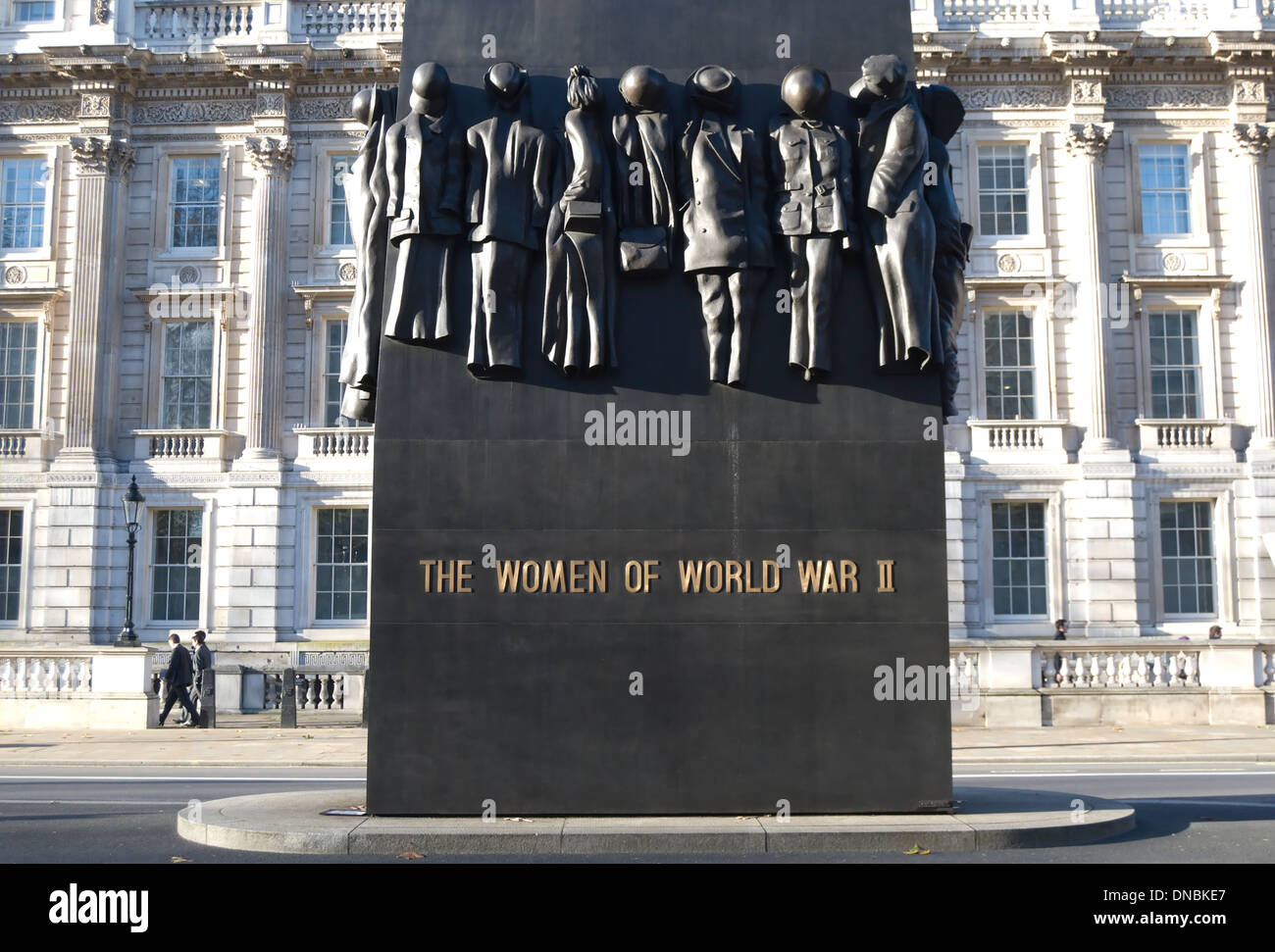 2005 Le monument de la femme de la seconde guerre mondiale, Whitehall, Londres, Angleterre, par le sculpteur John w mills Banque D'Images