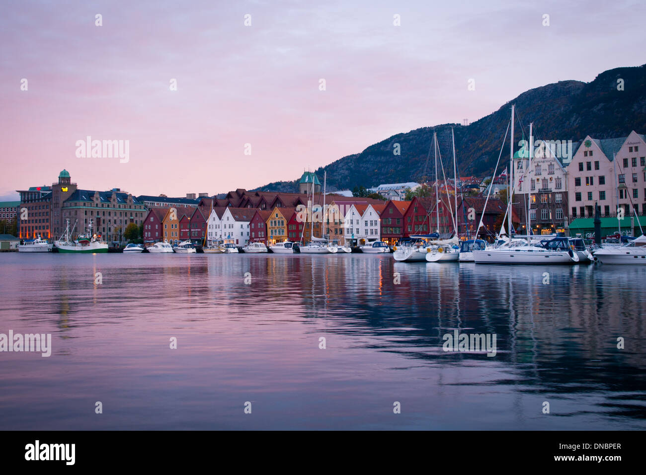 Une vue de Bryggen et Vågen, dans la belle ville de Bergen, en Norvège, au lever du soleil. Banque D'Images