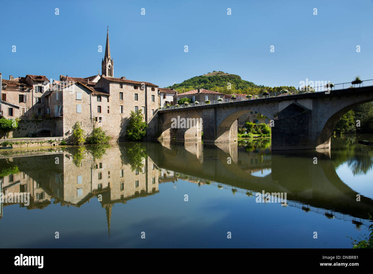 Pont sur la rivière l'Aveyron à Saint Antoinin-Noble-Val dans la région de France Alsace Banque D'Images