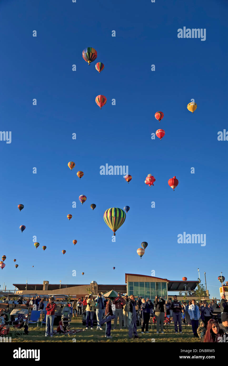 Foule montgolfières en vol, l'Albuquerque International Balloon Fiesta, Albuquerque, Nouveau Mexique USA Banque D'Images