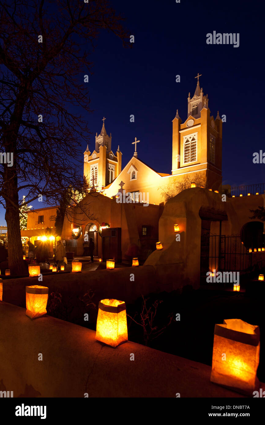 L'église San Felipe de Neri et luminarias (farolitos) la veille de Noël, Old Town Albuquerque, Nouveau Mexique USA Banque D'Images