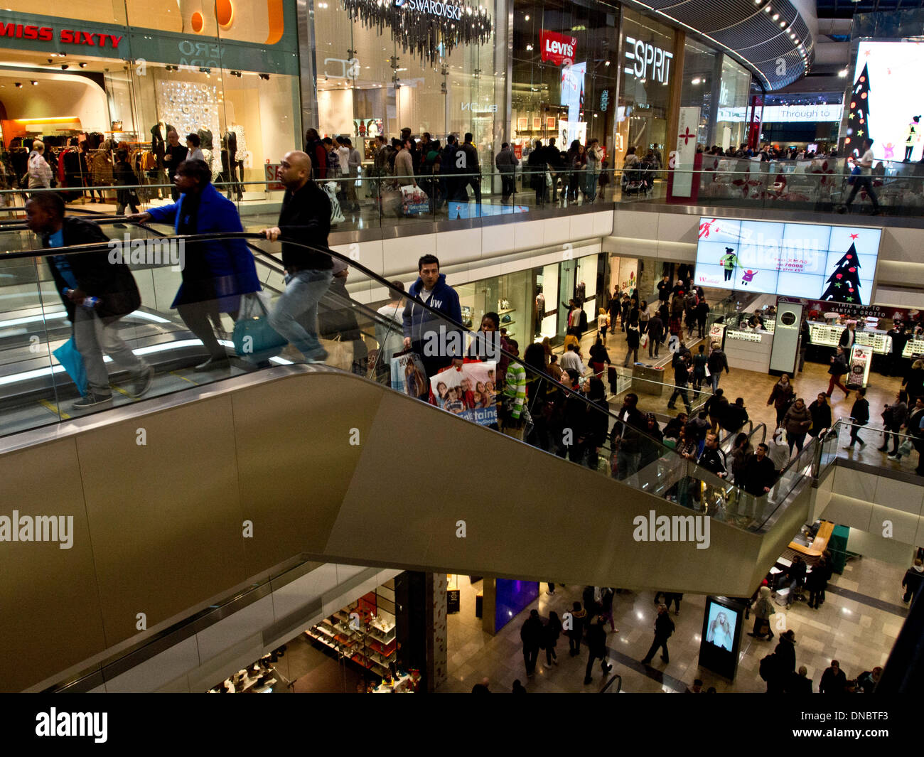 Shoppers à l'occasion d'un grand centre commercial Westfield à Stratford, Londres, au dernier week-end avant Noël Banque D'Images