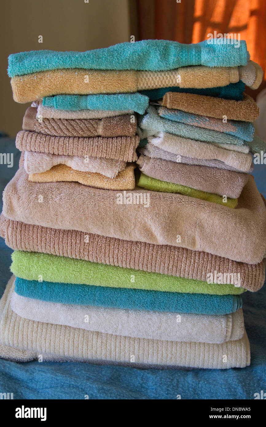 Un propre, fraîchement lavés, colorée et créative repliée de serviettes Banque D'Images