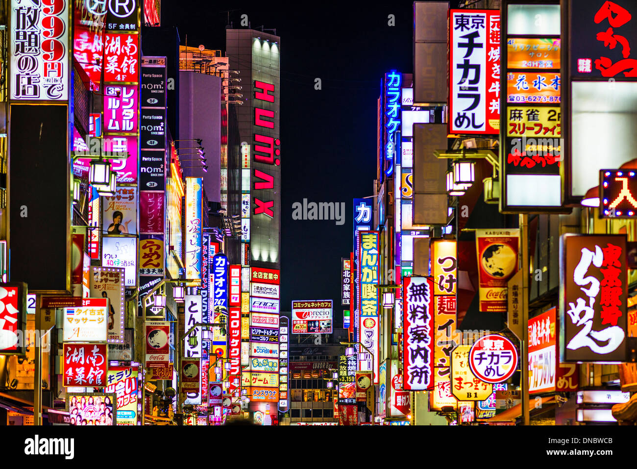 Shinjuku, Tokyo, Japon nuit ville. Banque D'Images